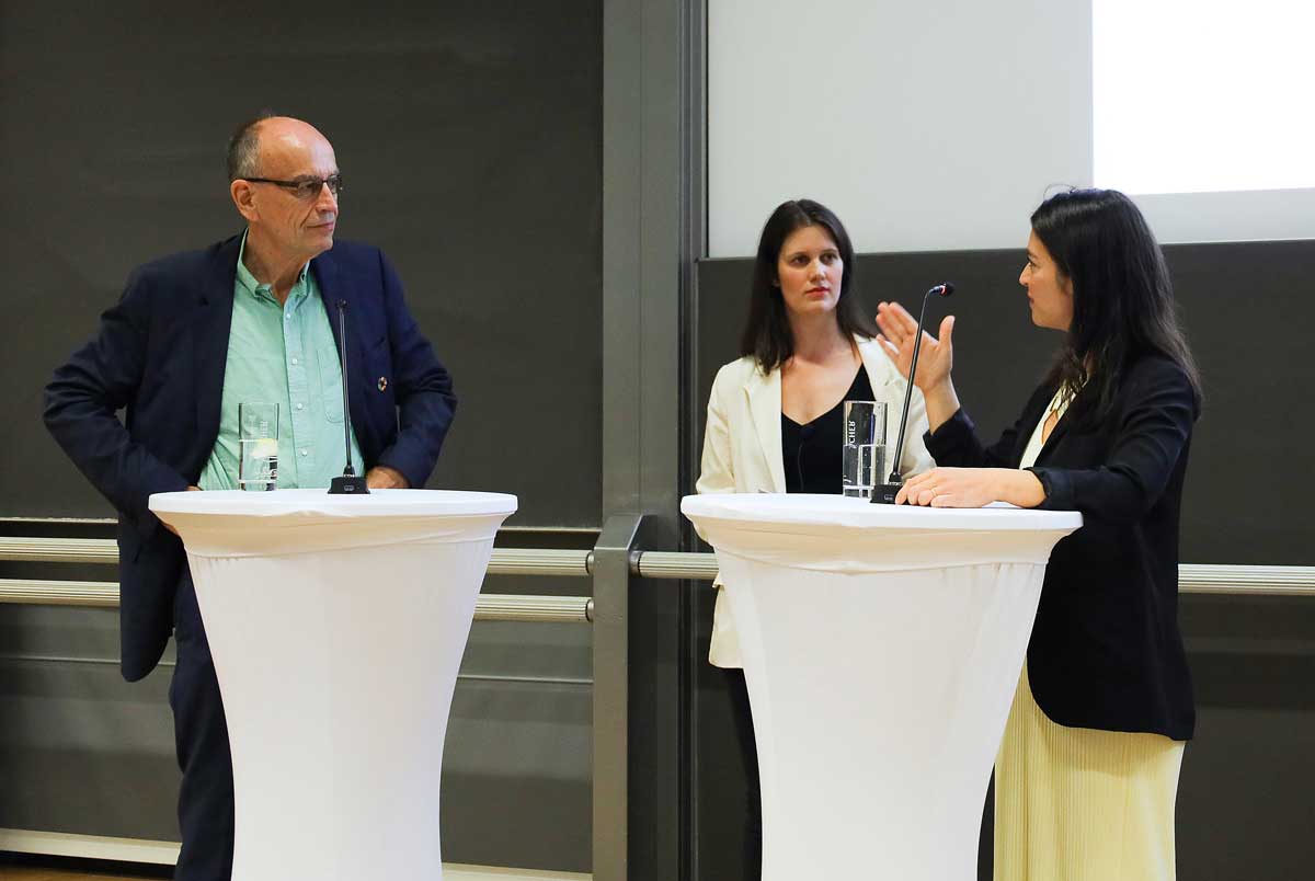 Sandra Scharaw im Gespräch mit dem Nobelpreisträger Thomas Südhof. © Franziska Friedrich / MPI-CBG